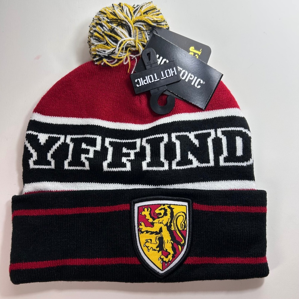 Harry Potter Gryffindor Beanie Hot Topic‎ Knit Pom Hat Hogwarts Crest New NWT